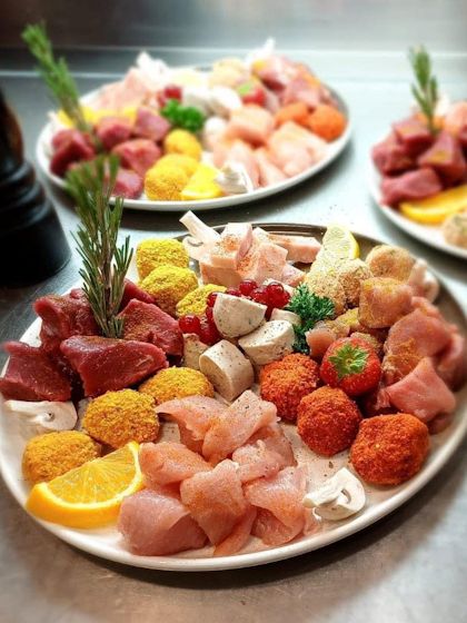 Fondue platter with meat and meatballs